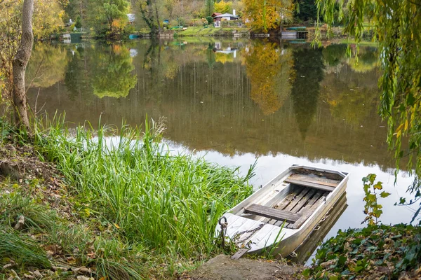 Berounka nehri ve sonbahar mevsiminde tahta tekneler, orman ve dağlar, Hlasna Treban. Çek Cumhuriyeti 'nden. Yüksek kalite fotoğraf