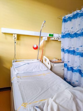 Yatakları ve konforlu sağlık odaları. Boş bir hastane odasının içi. Tıp merkezinde yatağı olan temiz ve boş bir oda. Çek, Prag. Yüksek kalite fotoğraf.