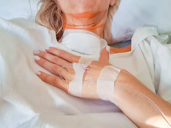 Kadın ameliyattan sonra modern hastane koğuşunda yatıyordu. Ameliyattan sonra fırça bezinden bir kadın. Yüksek kalite fotoğraf