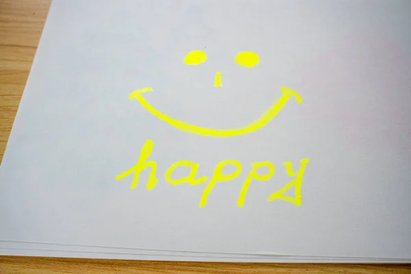 Gelbes Glückliches Lächeln Auf Weißem Hintergrund Mit Der Aufschrift Happy Stockbild