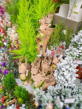 Güzel süslemeli Noel kompozisyonu, Noel ağacı, geyik, hediyeler ve modern ev dekorasyonu aksesuarları. Şablon. Yüksek kalite fotoğraf