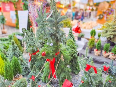 Pazarda Noel ve Yeni Yıl dekorasyonu. Noel ağacı dallarından yapılmış bir geyik heykeli. Prag 'da. Çek malı. Yüksek kalite fotoğraf