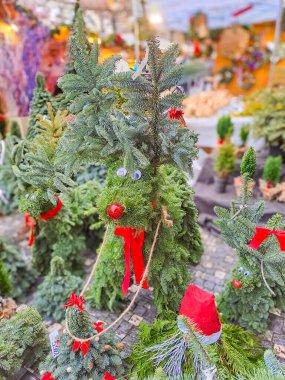 Pazarda Noel ve Yeni Yıl dekorasyonu. Noel ağacı dallarından yapılmış bir geyik heykeli. Prag 'da. Çek malı. Yüksek kalite fotoğraf