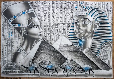 Eski Mısır çizimleri ve eski bir papirüsün üzerine oyulmuş hiyeroglifler. Piramitten Nefertiti ve Ramsches 'in resimleri. Yüksek kalite fotoğraf