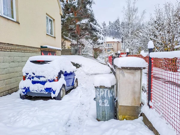 Orta Batı 'da Kış Harikalar Diyarı. Çek malı. Sabahları arabalarda kar yağar. Kış mevsimi ve sabah saatlerinde yolda buzlu arabalar. Yüksek kalite fotoğraf