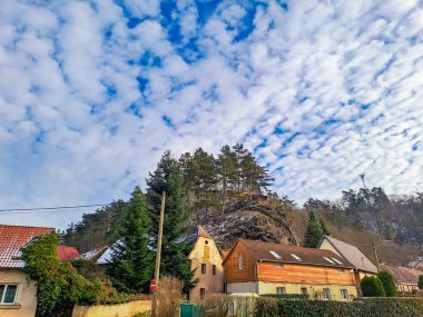 Zadni Treban köyündeki dağlara ilk kar yağışı göksel bir zemine karşı. Çek malı. Yüksek kalite fotoğraf