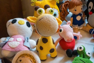 Çocuk oyuncakları. Yumuşak örülmüş oyuncak zürafa. Sarı oyuncaklar, örgü oyuncak zürafa. Yüksek kalite fotoğraf