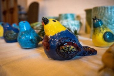 Masada izole edilmiş şirin seramik kuşlar, el yapımı çocuklar. Çek malı. Yüksek kalite fotoğraf