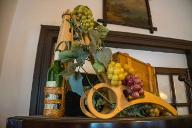 Tahta fıçıda üzümlü lezzetli bir şarap. Ev yapımı şarap, Çek Cumhuriyeti. Yüksek kalite fotoğraf