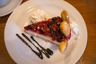 Tabakta yaban mersinli peynirli kek, seçici odaklanma. Yüksek kalite fotoğraf