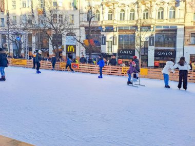 Prag - Çek - 27 Aralık 2023 Wenceslas Meydanı 'nda halka açık bir buz pateni pistinde buz patencileri. Yüksek kalite fotoğraf