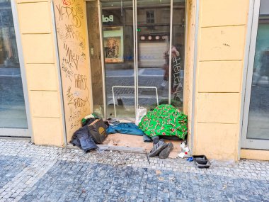 Sosyal tema. Prag şehrinde yardım istemek için battaniyeye sarılmış bir dilenci kış soğuğudur. Boş posta ve şişe, mesaj için yer var. Yüksek kalite fotoğraf