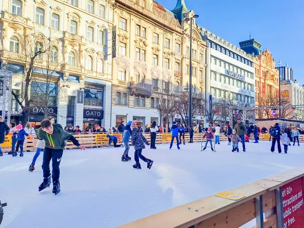 Prag - Çek - 27 Aralık 2023 Wenceslas Meydanı 'nda halka açık bir buz pateni pistinde buz patencileri. Yüksek kalite fotoğraf