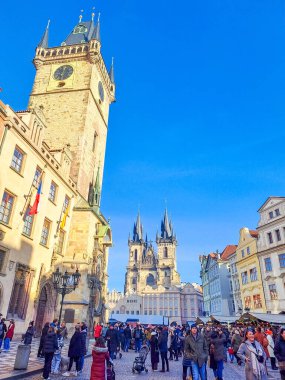 Prag - Çek - 27 Aralık 2023 Çek Cumhuriyeti 'nin Prag kentindeki Old Town Square Noel Pazarı' nda bulunan güzel bir Noel ağacı. Yüksek kalite fotoğraf