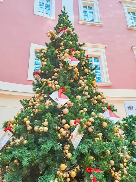 Çek Cumhuriyeti 'nin Prag kentindeki Cumhuriyet Meydanı Noel Pazarı' nda bulunan güzel bir Noel ağacı. Yüksek kalite fotoğraf