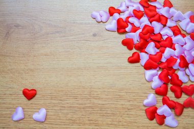 Üst manzara ve kapatma birçok kırmızı kalp ahşap bir arka planda pembe. Sevgililer günü tasarımın kutlu olsun. Aşk metni ve kalbinle. Yüksek kalite fotoğraf