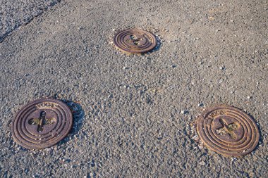 Metal kaplamalı su, su, kanalizasyon kanalı, gaz, yangın musluğu ya da şehir caddesindeki iletişim. Dokulu Arka plan. Yüksek kalite fotoğraf