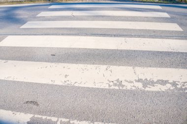 Yaya geçidi yaya güvenliğini, ulaşılabilirliği ve ortak alanları sembolize eder. Yayaların güvenli bir şekilde yolları geçmeleri, yayalar ve araçlar arasındaki uyumu sağlamaları için belirlenmiş bölgeyi temsil eder..