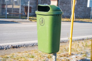 Yeşil büyük çöp bidonları, yol kenarında büyük yeşil çöp bidonu. Yüksek kalite fotoğraf