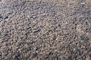 Yol yüzeyinin arka planı ve dokusu asfalt ve küçük taşlardan yapılmıştır. Yakın plan. Dokulu Arka plan. Yüksek kalite fotoğraf