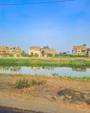 Mısır 'ın Luxor yakınlarındaki Nil Nehri' nde geleneksel bir kasaba manzarası. Yüksek kalite fotoğraf