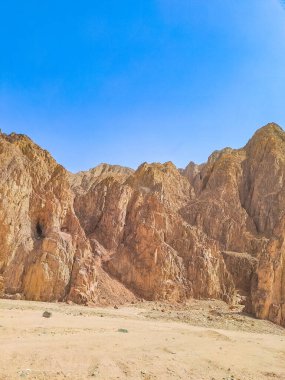 Mısır, güzel dağ kumtaşı kayaları manzarası. Sina Dağı 'nda şaşırtıcı gün doğumu, Mısır' da güzel bir şafak, dağdan güzel bir manzara. Yüksek kalite fotoğraf