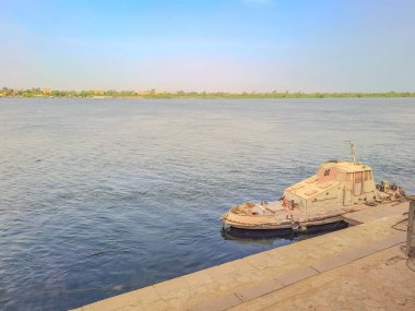 Mısır topraklarını kontrol etmek için Esna 'nın engellerini hapseden küçük beyaz bir tekne. Yüksek kalite fotoğraf