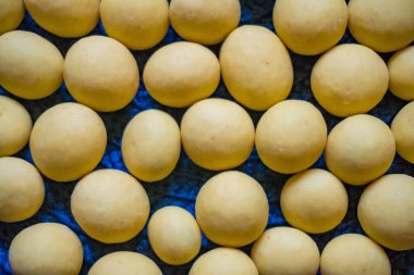 Sarı çikolatalı sürahi. Ukrayna bayrağı olarak, desteğin şerefine. Mavi arka planda çikolata süprüntüsü. Kapat. Yüksek kalite fotoğraf