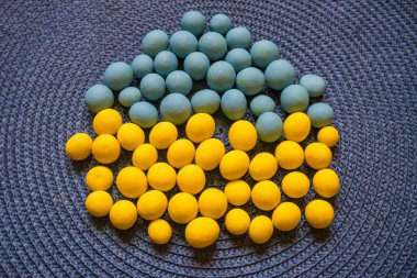 Mavi ve sarı çikolatalı dragee. Ukrayna bayrağı olarak, desteğin şerefine. Mavi arka planda çikolata süprüntüsü. Kapat. Yüksek kalite fotoğraf