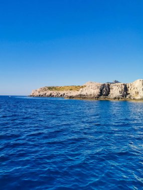 Genel manzara, Lindos 'taki Akropolis manzarası. Rodos, Yunanistan. Turkuaz Akdeniz ve kayalar. Yüksek kalite fotoğraf