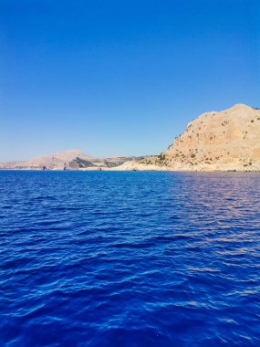 Genel manzara, Lindos 'taki Akropolis manzarası. Rodos, Yunanistan. Turkuaz Akdeniz ve kayalar. Yüksek kalite fotoğraf