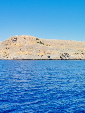 St. Pauls körfezinde balıkçı tekneleri ve yelkenli tekneleri, arka planda Lindos akropolü, Rodos, Yunanistan. Yüksek kalite fotoğraf