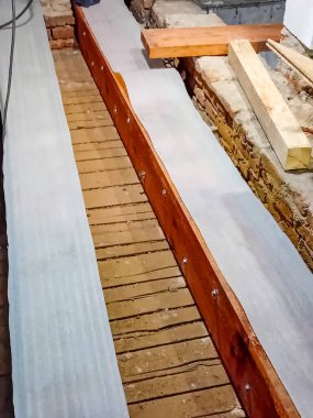 İnşaat halindeki bir evin tavan arası manzarası, takviye ağ, su geçirmez güverte döşemesi yüksek kaliteli fotoğraf.