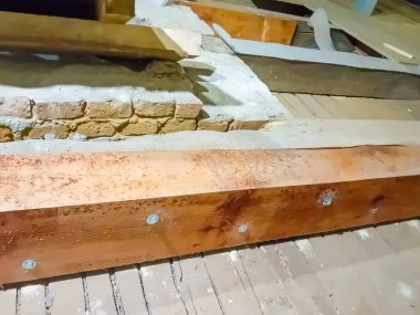 İnşaat halindeki bir evin tavan arası manzarası, takviye ağ, su geçirmez güverte döşemesi yüksek kaliteli fotoğraf.