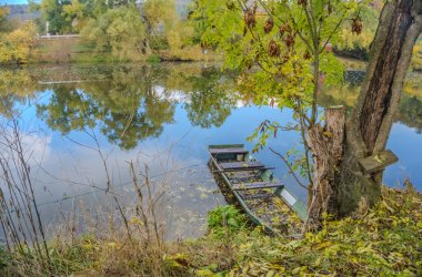 Berounka nehrinin güzel manzarası ve sonbahar mevsiminde tahta tekneler, orman ve dağlar, Zadni Treban. Çek Cumhuriyeti 'nden. Yüksek kalite fotoğraf