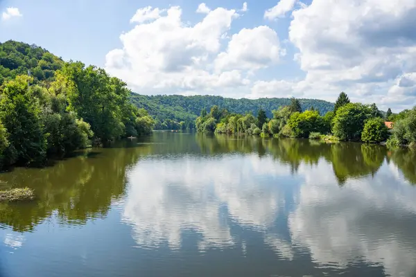 Berounka nehri, dağlar ve orman. Teknelerdeki balıkçılar. Çek Cumhuriyeti 'nden. Yüksek kalite fotoğraf
