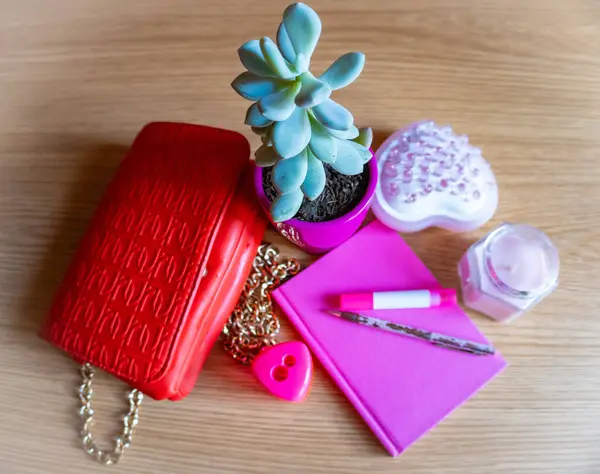 Tuvalet çantasına, çiçeğe, deftere, kaleme, muma pembe tonda. Yüksek kalite fotoğraf