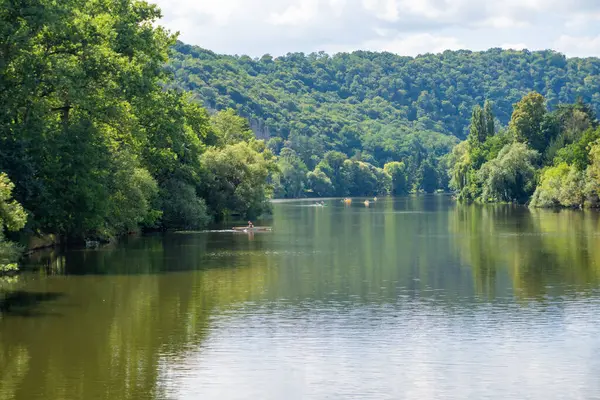 Berounka nehri, dağlar ve orman. Teknelerdeki balıkçılar. Çek Cumhuriyeti 'nden. Yüksek kalite fotoğraf