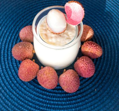 Kahvaltıda liçi soslu ev yapımı yoğurt. Sağlıklı beslenme ve vejetaryen gıda kavramı. Yüksek kalite fotoğraf