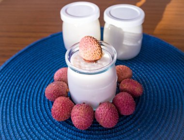 Kahvaltıda liçi soslu ev yapımı yoğurt. Sağlıklı beslenme ve vejetaryen gıda kavramı. Yüksek kalite fotoğraf