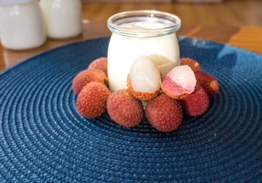 Kahvaltıda liçi soslu ev yapımı yoğurt. Sağlıklı beslenme ve vejetaryen gıda kavramı. Yüksek kalite fotoğraf