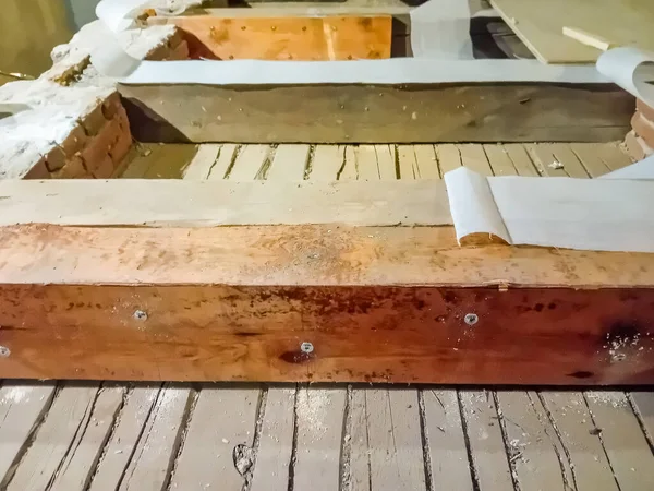 İnşaat halindeki bir evin tavan arası manzarası, takviye ağ, su geçirmez güverte döşemesi yüksek kaliteli fotoğraf.