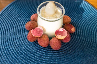 Kahvaltıda liçi soslu ev yapımı yoğurt. Sağlıklı beslenme ve vejetaryen gıda kavramı. Yüksek kalite fotoğraf