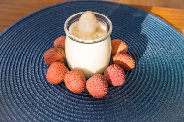 Kahvaltıda liçi soslu ev yapımı yoğurt. Sağlıklı beslenme ve vejetaryen gıda kavramı. Yüksek kalite fotoğraf