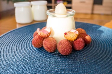 Kahvaltıda liçi soslu ev yapımı yoğurt. Sağlıklı beslenme ve vejetaryen gıda kavramı. Yüksek kalite fotoğraf