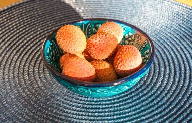 Mavi tabakta liçi meyvesi, yazın Tayland 'da liçi ağacından koparılmış taze liçi. Sağlıklı beslenme ve vejetaryen gıda kavramı. Yüksek kalite fotoğraf