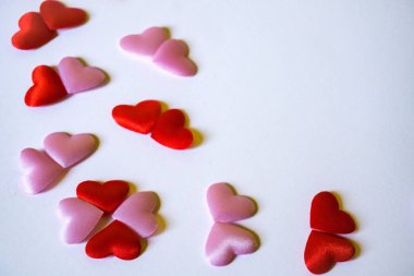 Sevgililer Günü geçmişi. Beyaz arka planda kırmızı ve pembe kalpler. Uzayı kopyala, üst görünüm. Sevgililer Günü kutlaması konsepti. Yüksek kalite fotoğraf