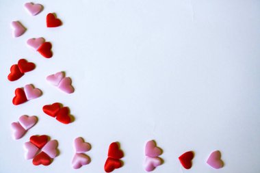 Sevgililer Günü geçmişi. Beyaz arka planda kırmızı ve pembe kalpler. Uzayı kopyala, üst görünüm. Sevgililer Günü kutlaması konsepti. Yüksek kalite fotoğraf