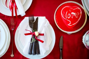 Kırmızı arkaplanda güzel masa ayarları, metin için yeri olan üst görünüm. Sevgililer Günü yemeği. Sevgililer Günü kutlaması konsepti. 8 Mart 'a kadar konsept. Anneler Günü. Yüksek kalite fotoğraf