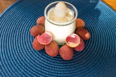 Kahvaltıda liçi soslu ev yapımı yoğurt. Sağlıklı beslenme ve vejetaryen gıda kavramı. Yüksek kalite fotoğraf